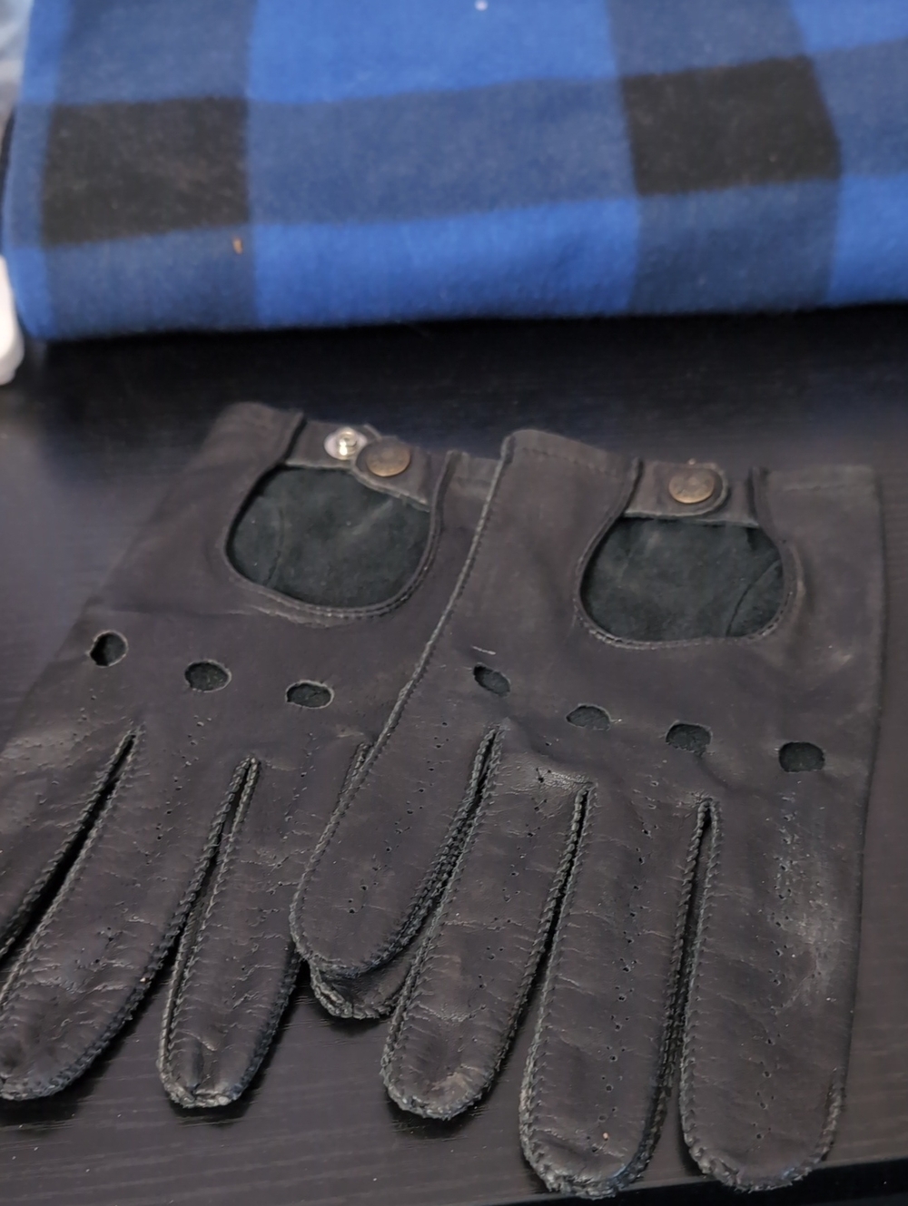 Men's Black Leather Driving Gloves with Knuckle Cutouts and Snap Cuff